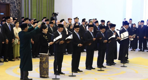 Mahkamah Agung Ambil Sumpah Tujuh Anggota Baru Dewan Komisioner OJK